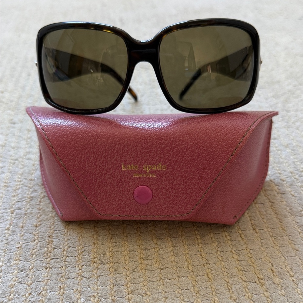 Kate Spade brown/ tortoise Sunglasses with Pink Leather Case